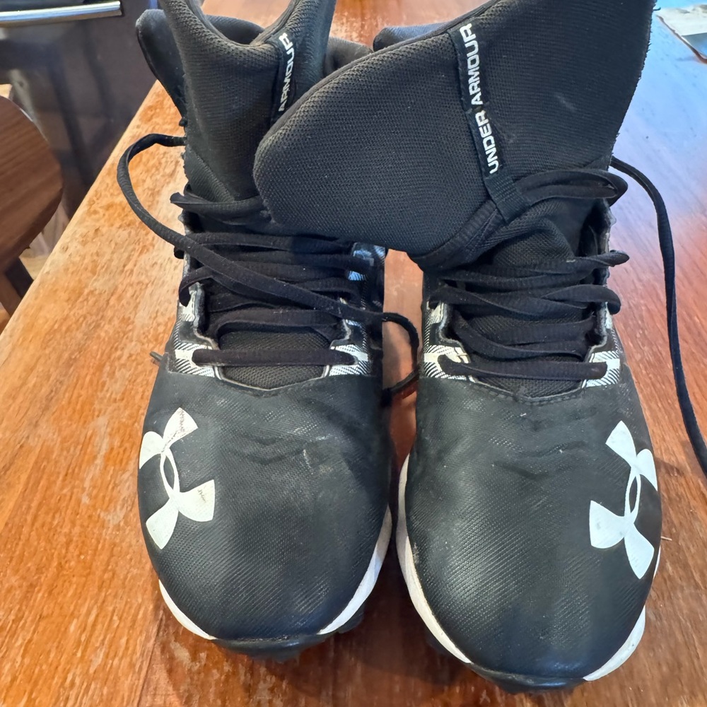 Under Armour Kids Black Shoes 5.5 Football high top Cleats